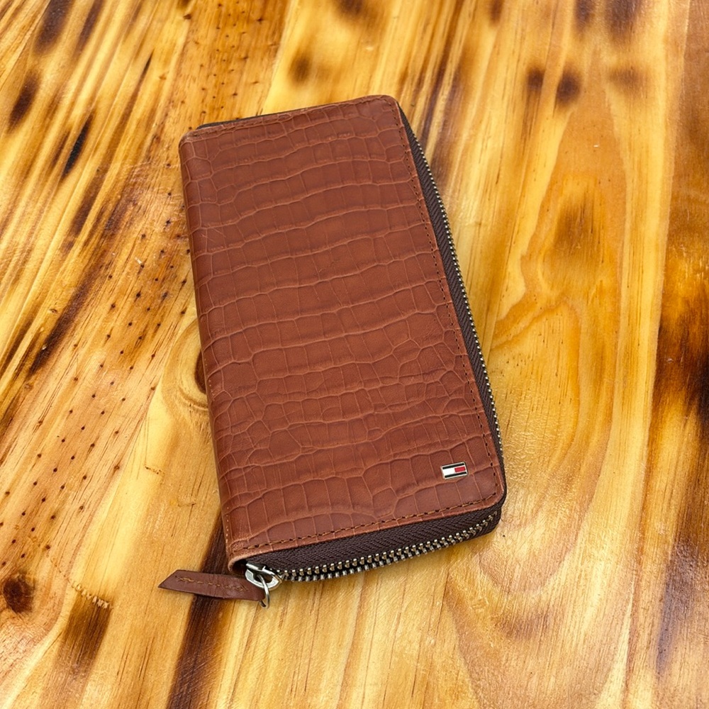 Tommy Hilfiger zipped wallet